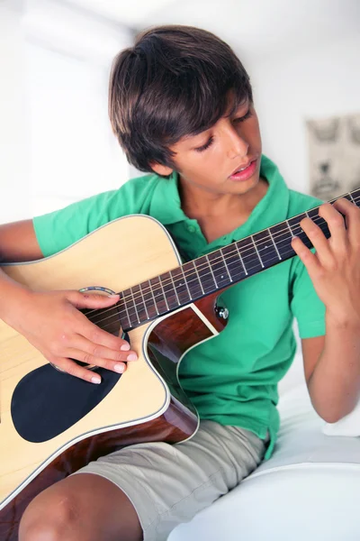 Chlapec s akustická kytara — Stock fotografie