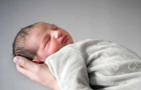 Recém-nascido dormindo na mão do pai — Fotografia de Stock