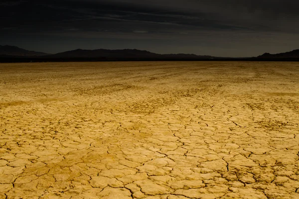Globale Erwärmung - trockener Wüstenseegrund — Stockfoto
