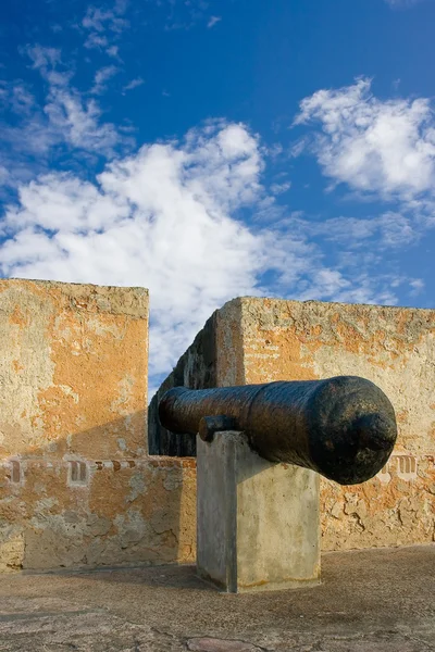 Kanon i ett gammalt fort — Stockfoto