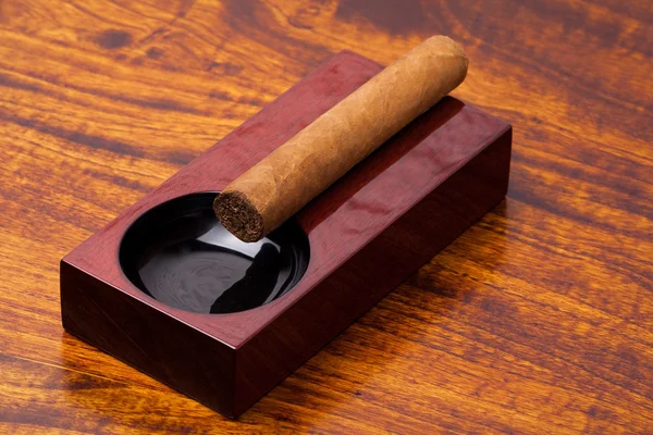 在烟灰缸上的雪茄 — 图库照片