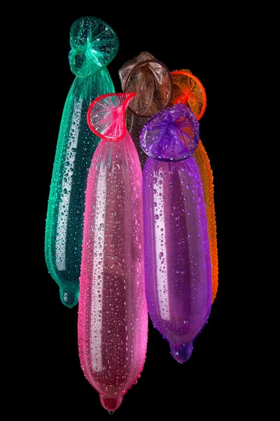 Цветные презервативы — стоковое фото