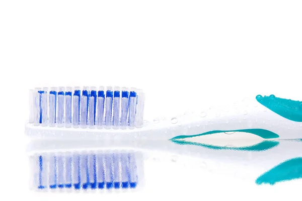 Отражение зубной щетки — стоковое фото