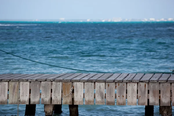 在墨西哥坎昆的码头和蓝色海洋 — 图库照片