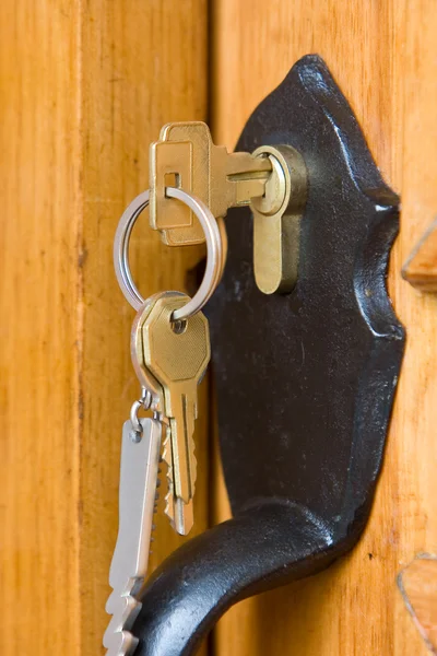 Dörrhandtag och nycklar. kort skärpedjup. — ストック写真