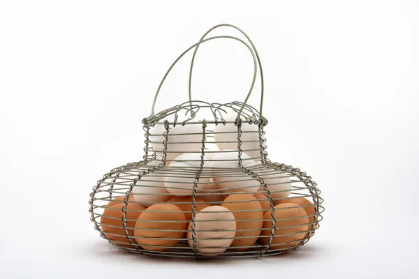 Яйца на корзине — стоковое фото