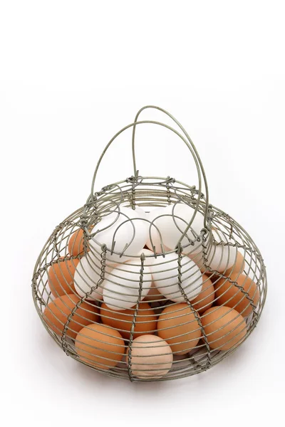 Яйца на корзине 2 — стоковое фото
