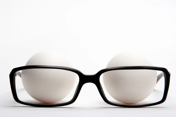 Okuma gözlükleri ve yumurta — Stok fotoğraf