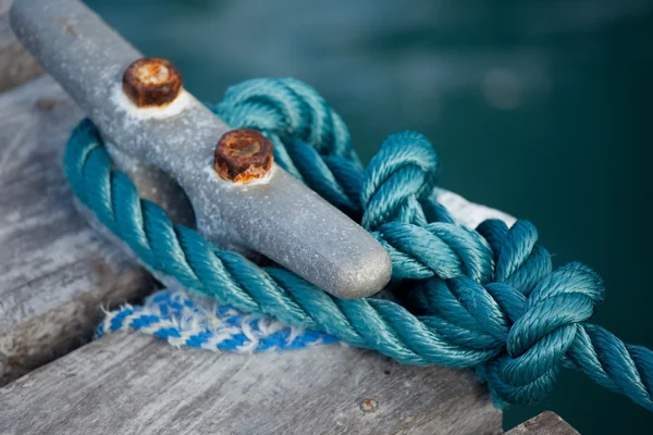 ボートの停泊所およびロープ — ストック写真