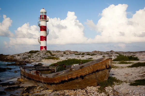 Leuchtturm und Boot — Stockfoto