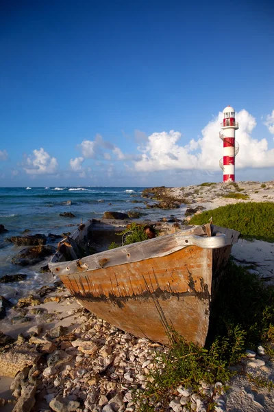 Deniz feneri ve paslı tekne — Stok fotoğraf