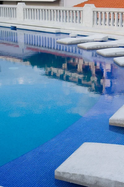 Sängar på pool — Stockfoto