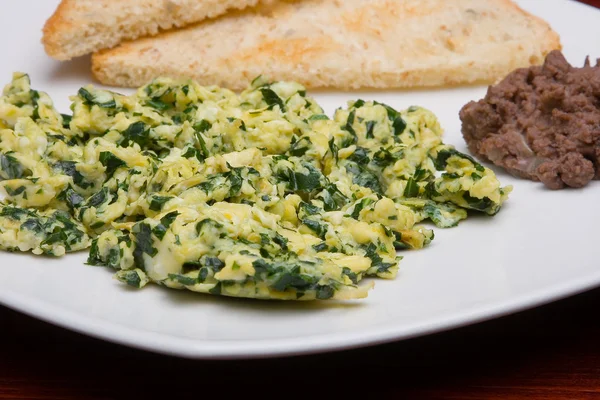 Eggs with spinach — Stock Photo, Image