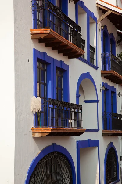 Голубые балконы — стоковое фото