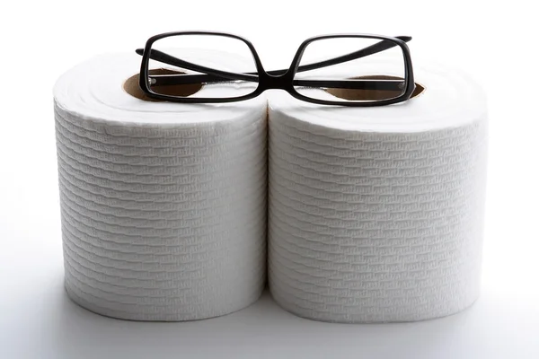 Туалетная бумага и очки — стоковое фото
