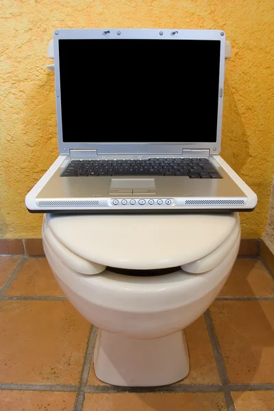 Laptop på wc 1 — Stockfoto