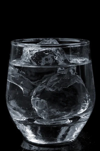 Стекло со льдом и водой — стоковое фото