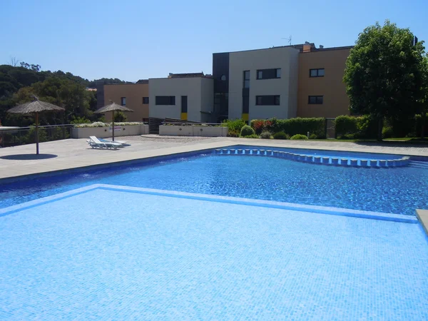 Prédio de apartamentos com piscina em Espanha — Fotografia de Stock