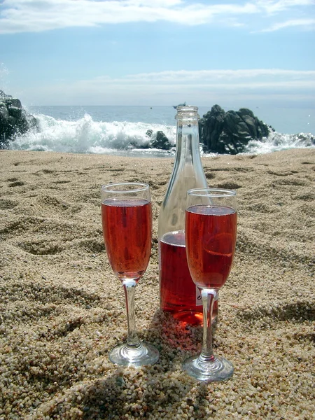 Романтическое празднование на пляже — стоковое фото