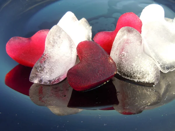 Cubi di ghiaccio a forma di cuore — Foto Stock
