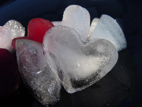 Cubes de glace en forme de coeur — Photo