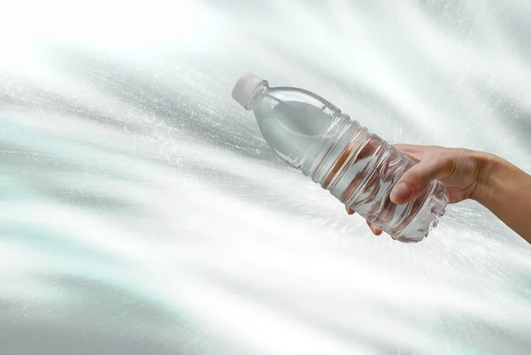 Plastikflasche mit Wasserspritzer — Stockfoto