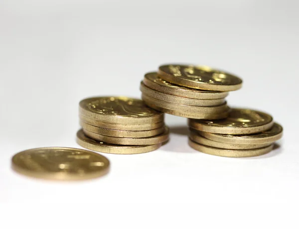 Hög med mynt isolerade — Stockfoto