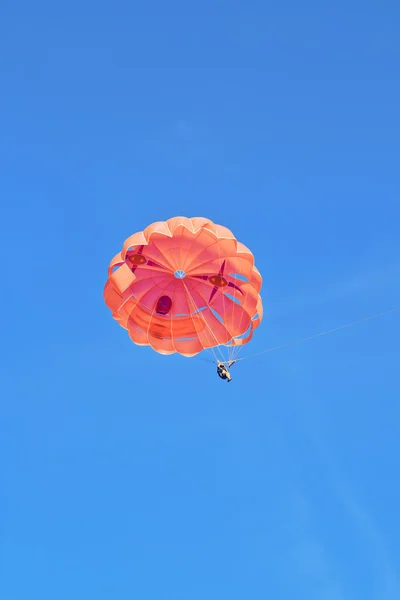 A parachute with the person in the sky — Stock Photo, Image
