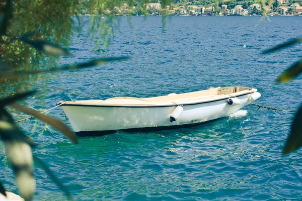 Kleines Boot vor dem Hintergrund einer friedlichen Meereslandschaft — Stockfoto