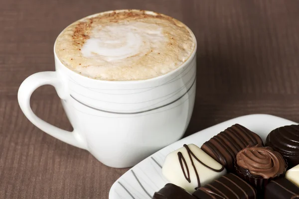 Cappuccino ve çikolata — Stok fotoğraf