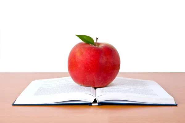 Wieża książek z jabłkiem na białym tle — Zdjęcie stockowe