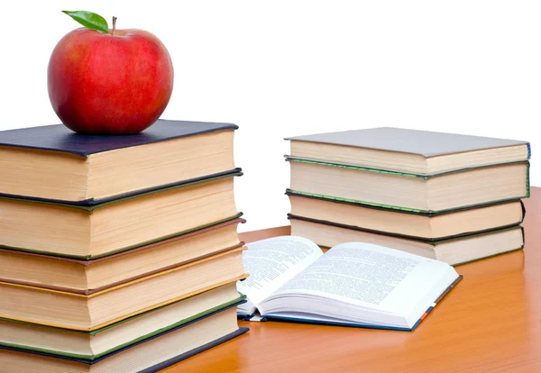 Stå hög av böcker och apple — Stockfoto