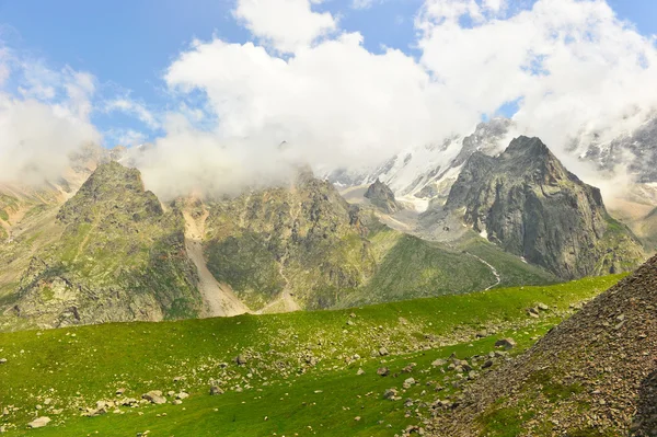 Dağ manzarası ile yeşil alan — Stok fotoğraf