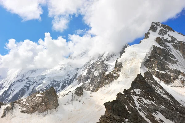 Topo de altas montanhas, coberto de neve . — Fotografia de Stock