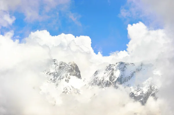 Κορυφή του ψηλά βουνά, σκεπάζεται από τα χιόνια. — Φωτογραφία Αρχείου