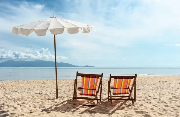 Deniz kenarındaki sahilde sandalyeler — Stok fotoğraf