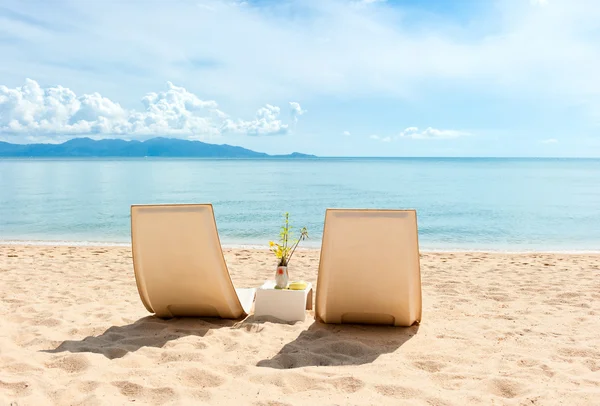 Cadeiras na praia perto do mar — Fotografia de Stock
