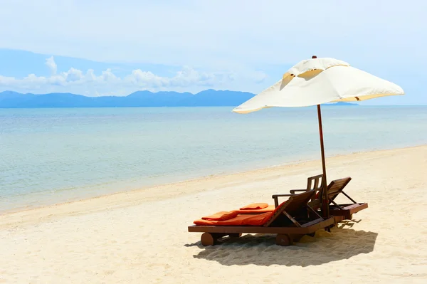 Krzesła na plaży w pobliżu morza — Zdjęcie stockowe