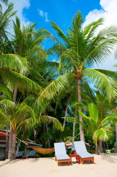 Cadeiras de praia na praia perfeita de areia branca tropical — Fotografia de Stock