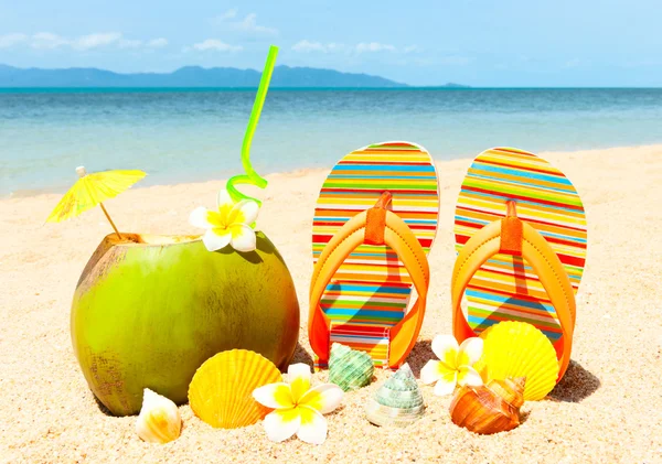 Пляж с пальмовым и экзотическим коктейлем — стоковое фото
