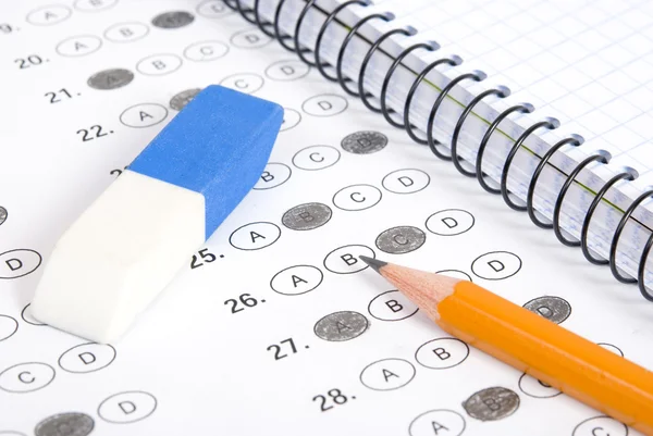 Testa poäng med penna, anteckningsboken och suddgummi — Stockfoto