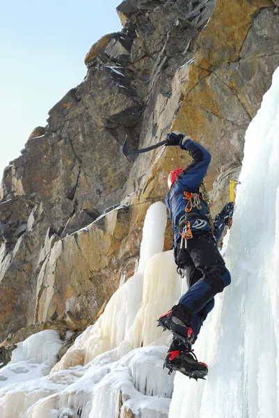 Mladý muž, atraktivní trasy pro lezení v ledu. — Stock fotografie