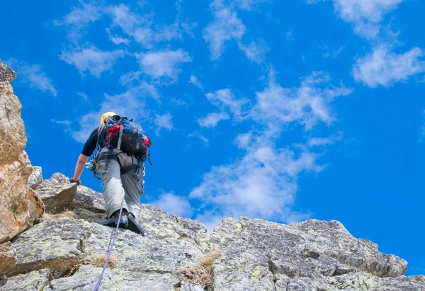 De bergbeklimmer tijdens de rotsverovering — Stockfoto