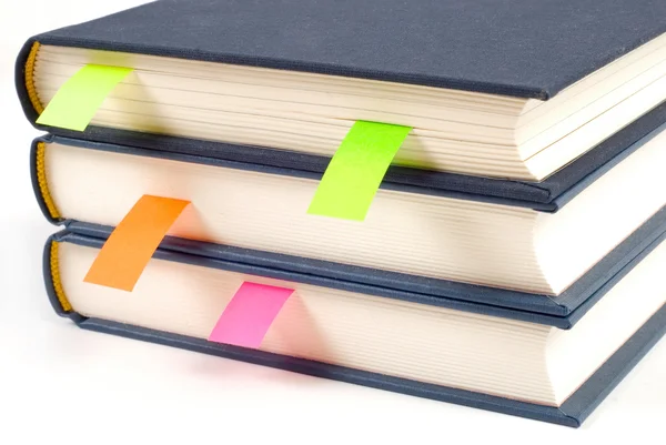 Livros com marcadores isolados sobre fundo branco — Fotografia de Stock