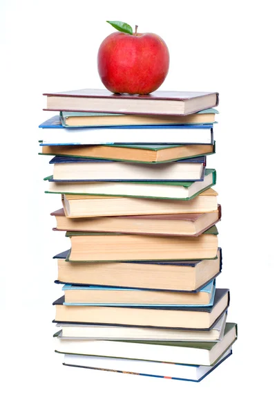 Libri torre con mela isolata su bianco — Foto Stock