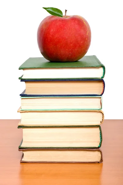 Bücherturm mit Apfel isoliert auf weiß — Stockfoto