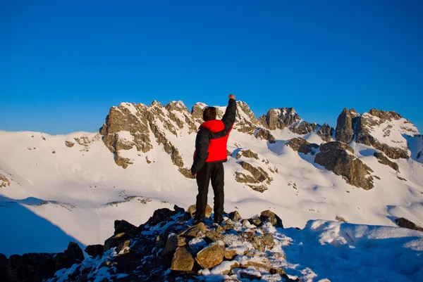 冬の山でのハイキング — ストック写真