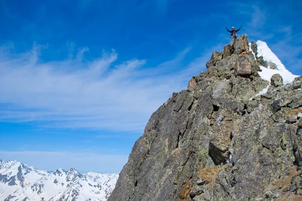 L'arrampicatore durante la conquista della roccia — Foto Stock