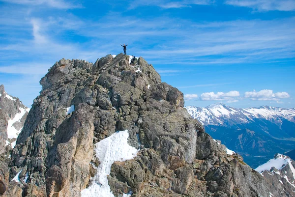 Der Bergsteiger bei der Eroberung des Felsens — Stockfoto
