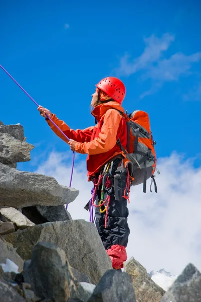 Kaya işgali sırasındaki kaya tırmanıcısı — Stok fotoğraf